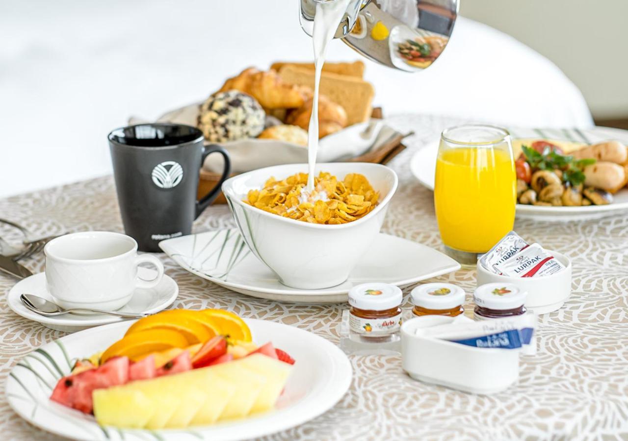 시티 센터 로타나 도하 외부 사진 A continental breakfast