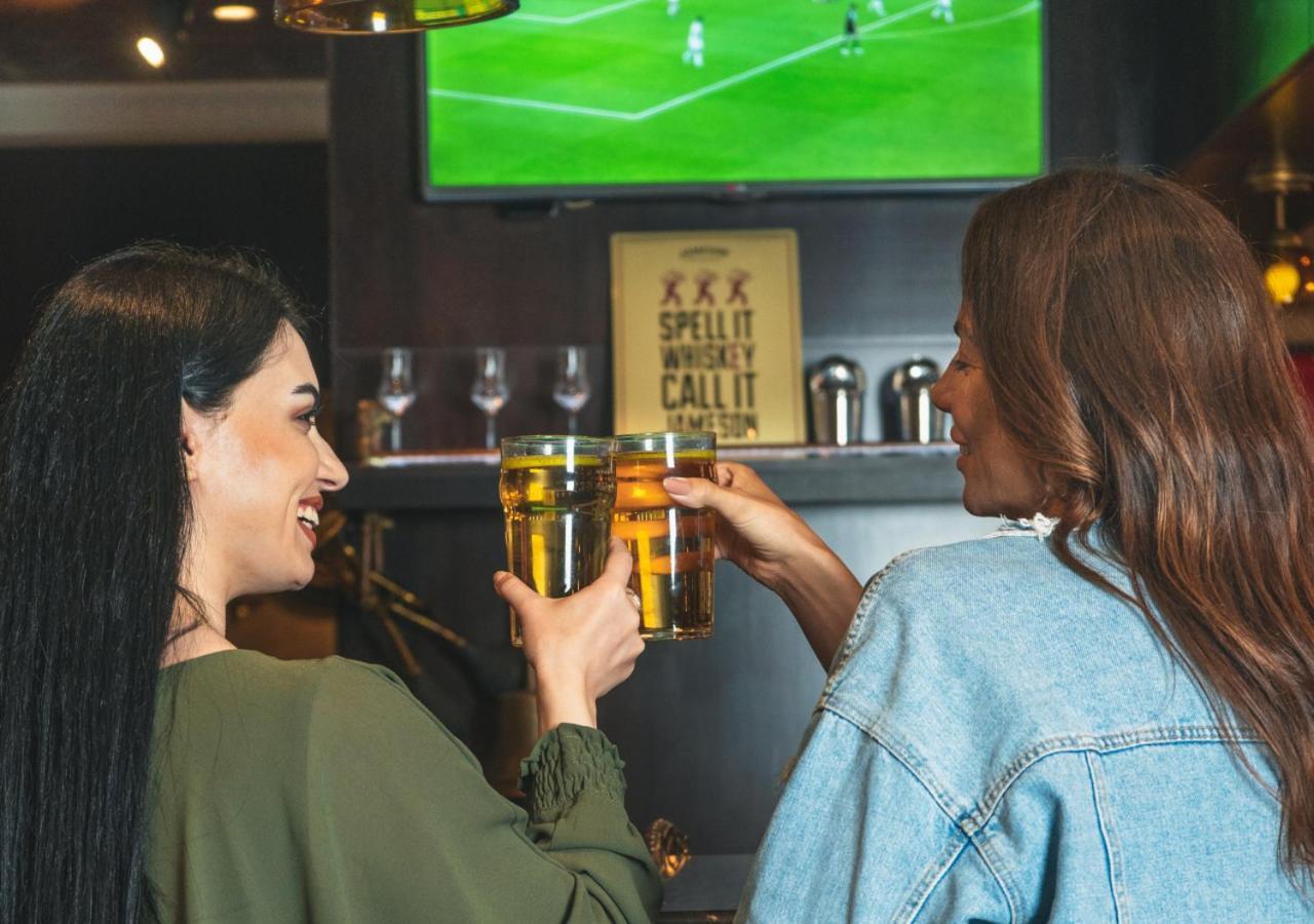 시티 센터 로타나 도하 외부 사진 Two women drinking beer