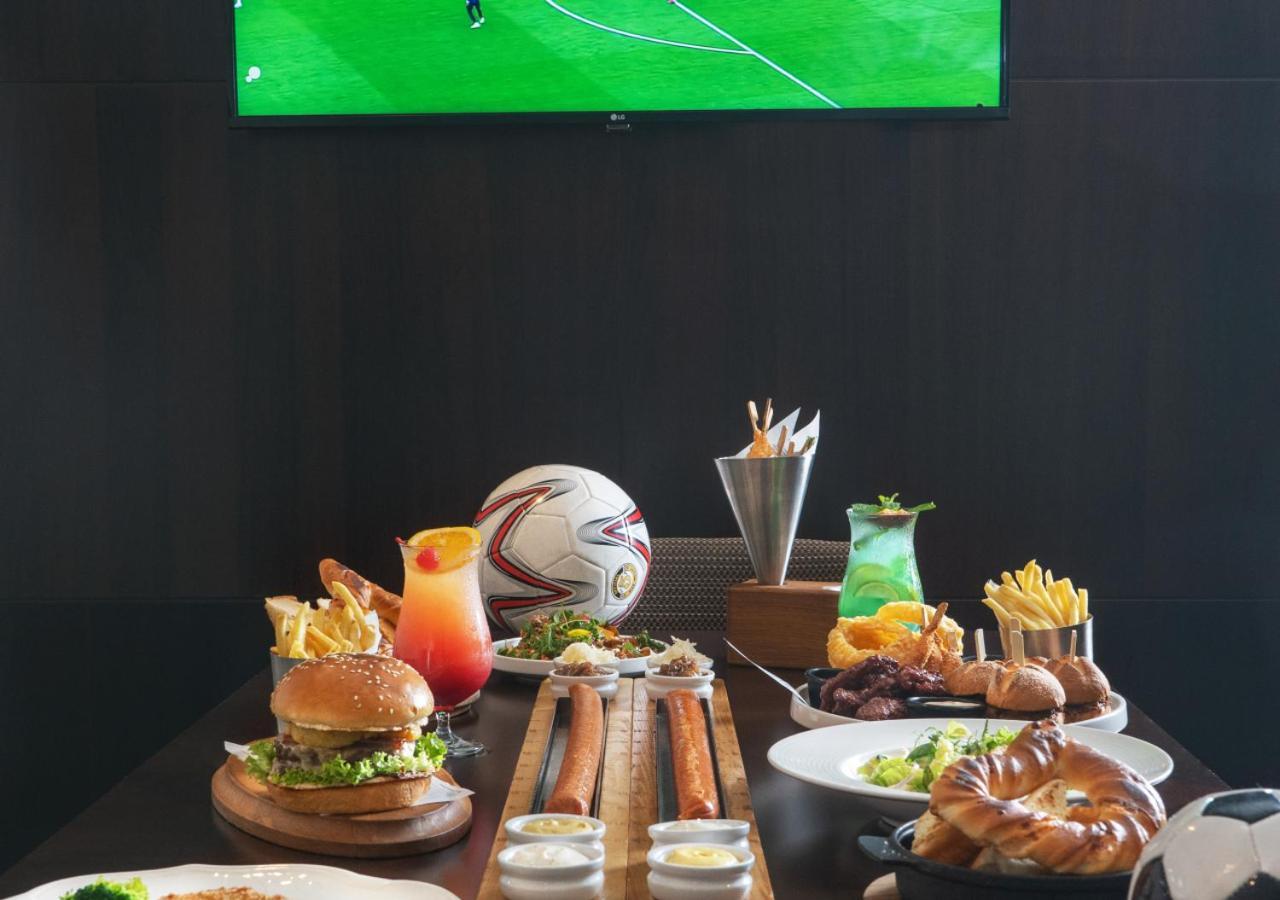 시티 센터 로타나 도하 외부 사진 A typical sports bar menu