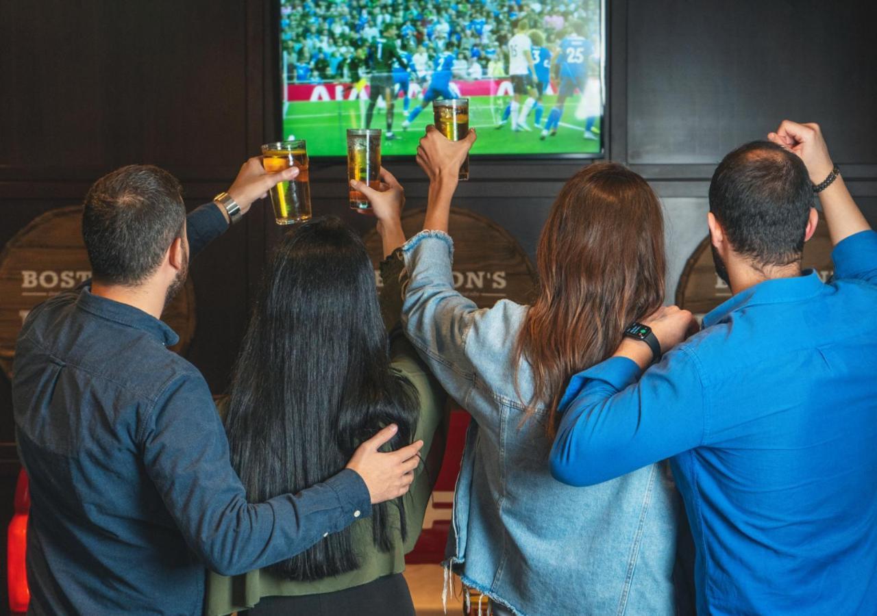 시티 센터 로타나 도하 외부 사진 Watching a match at a sports bar