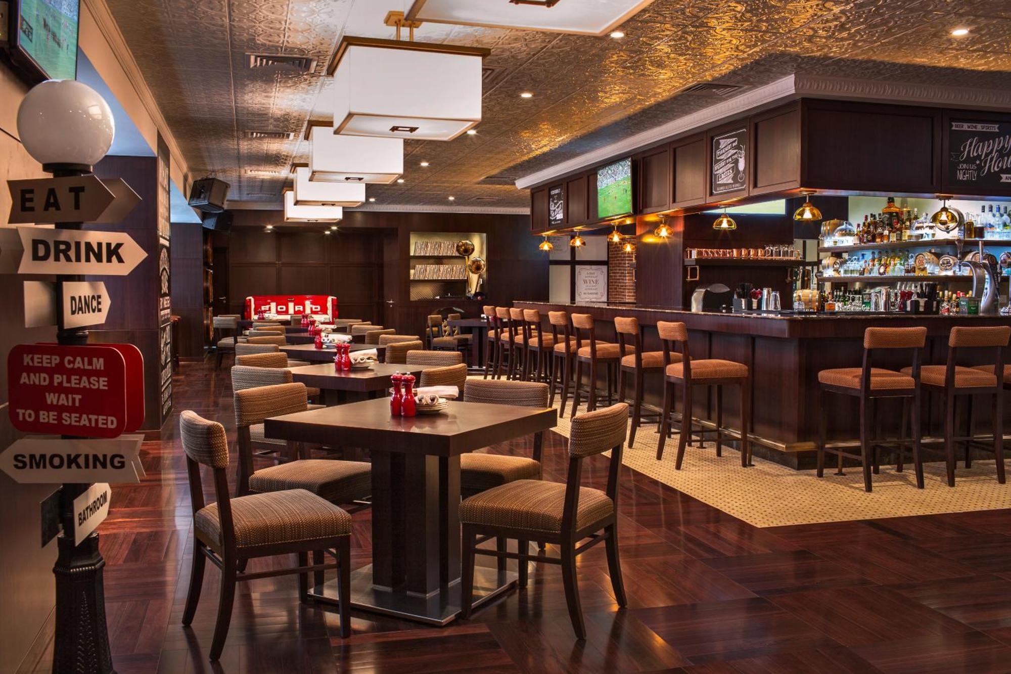 시티 센터 로타나 도하 외부 사진 The interior of a typical bar