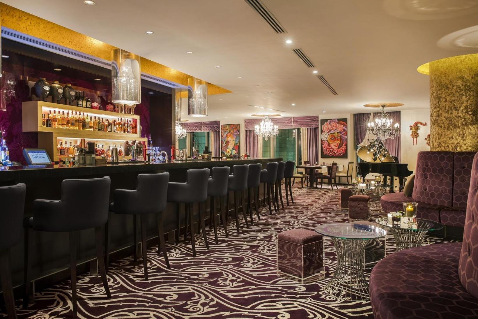 시티 센터 로타나 도하 외부 사진 The bar at the Mandarin Oriental, London