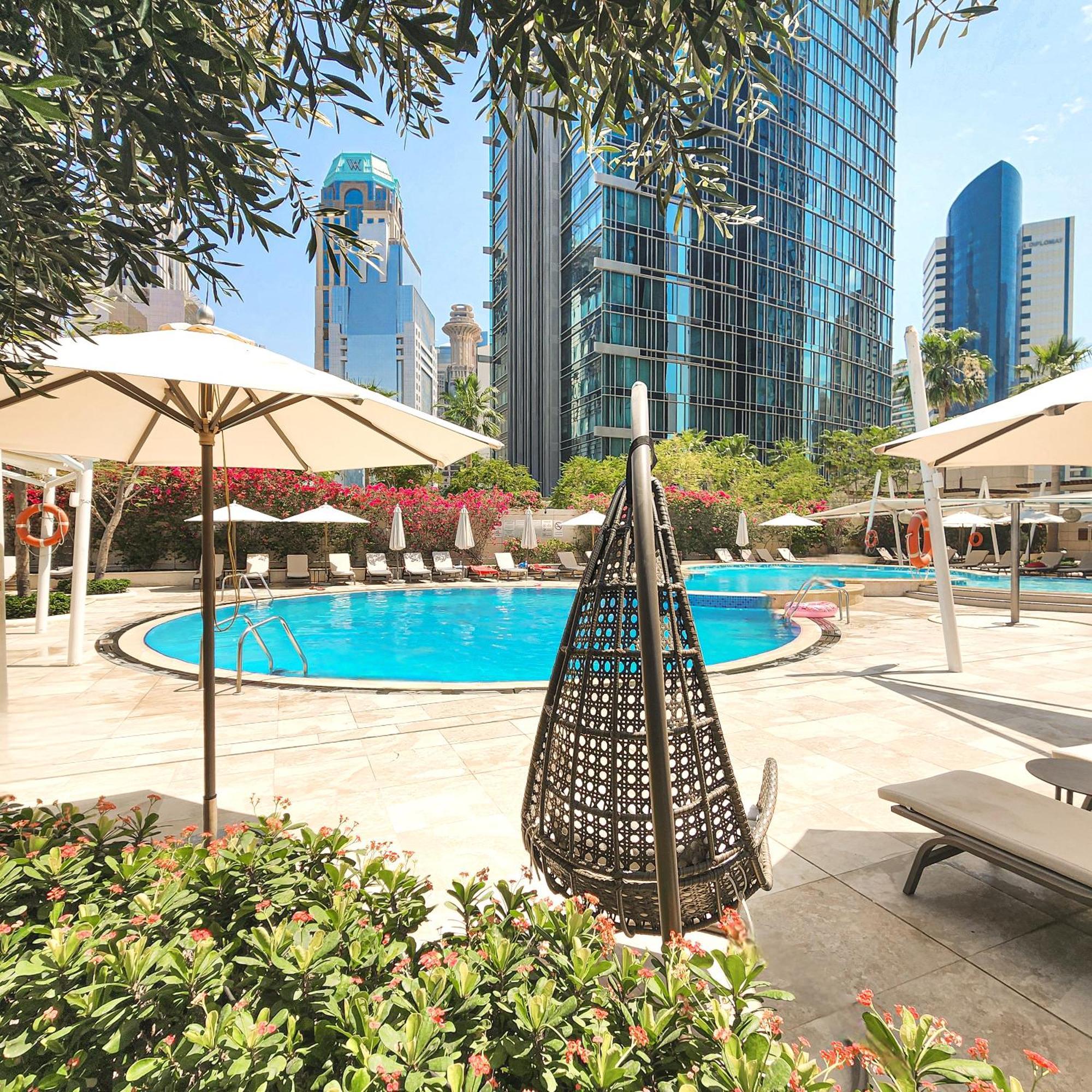 시티 센터 로타나 도하 외부 사진 The swimming pool at the hotel