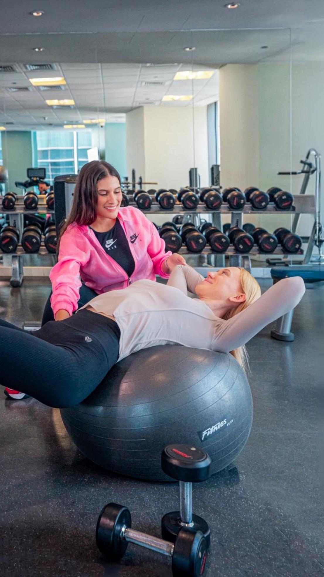 시티 센터 로타나 도하 외부 사진 A personal trainer working with a client
