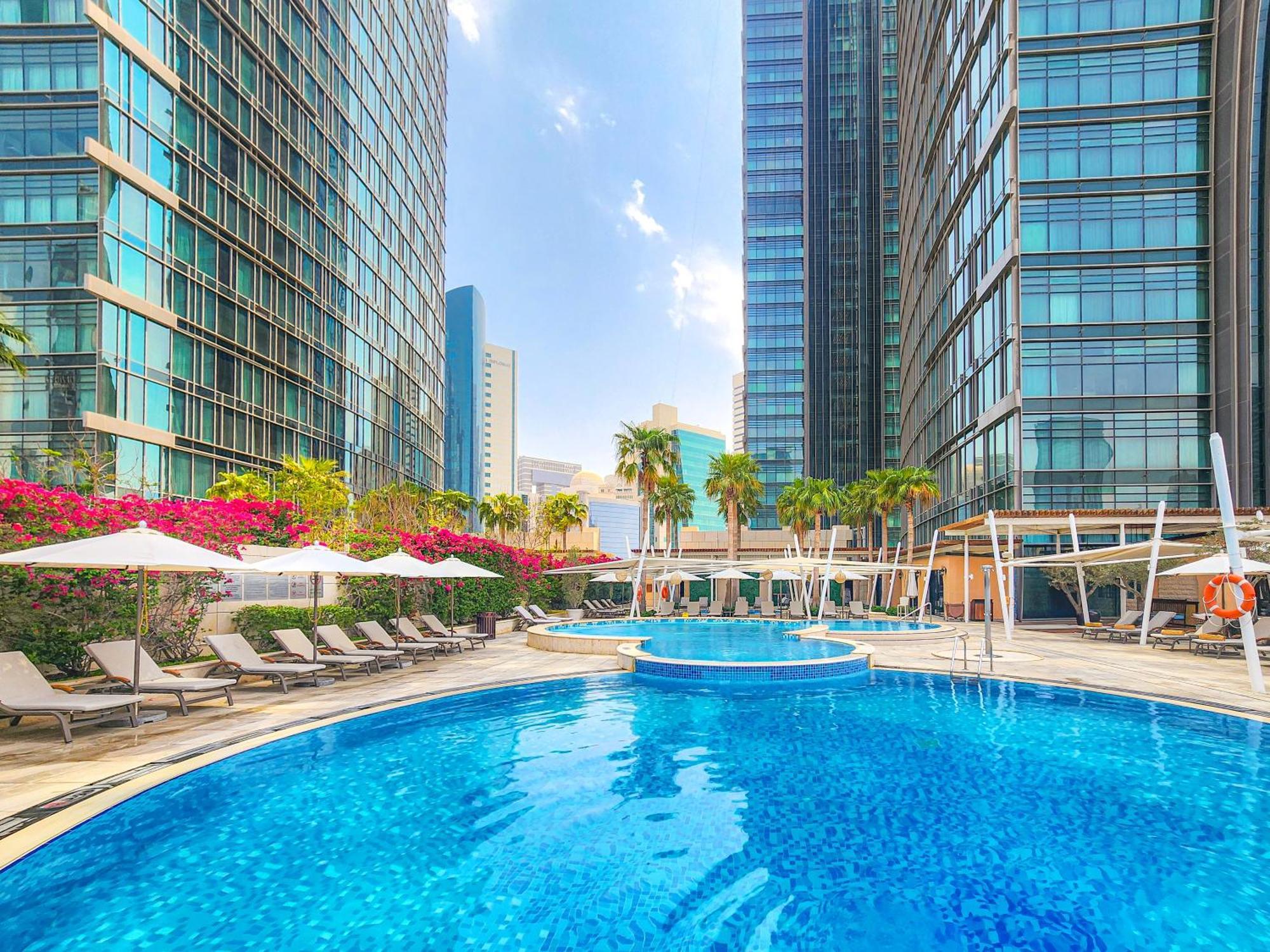 시티 센터 로타나 도하 외부 사진 The swimming pool at the hotel