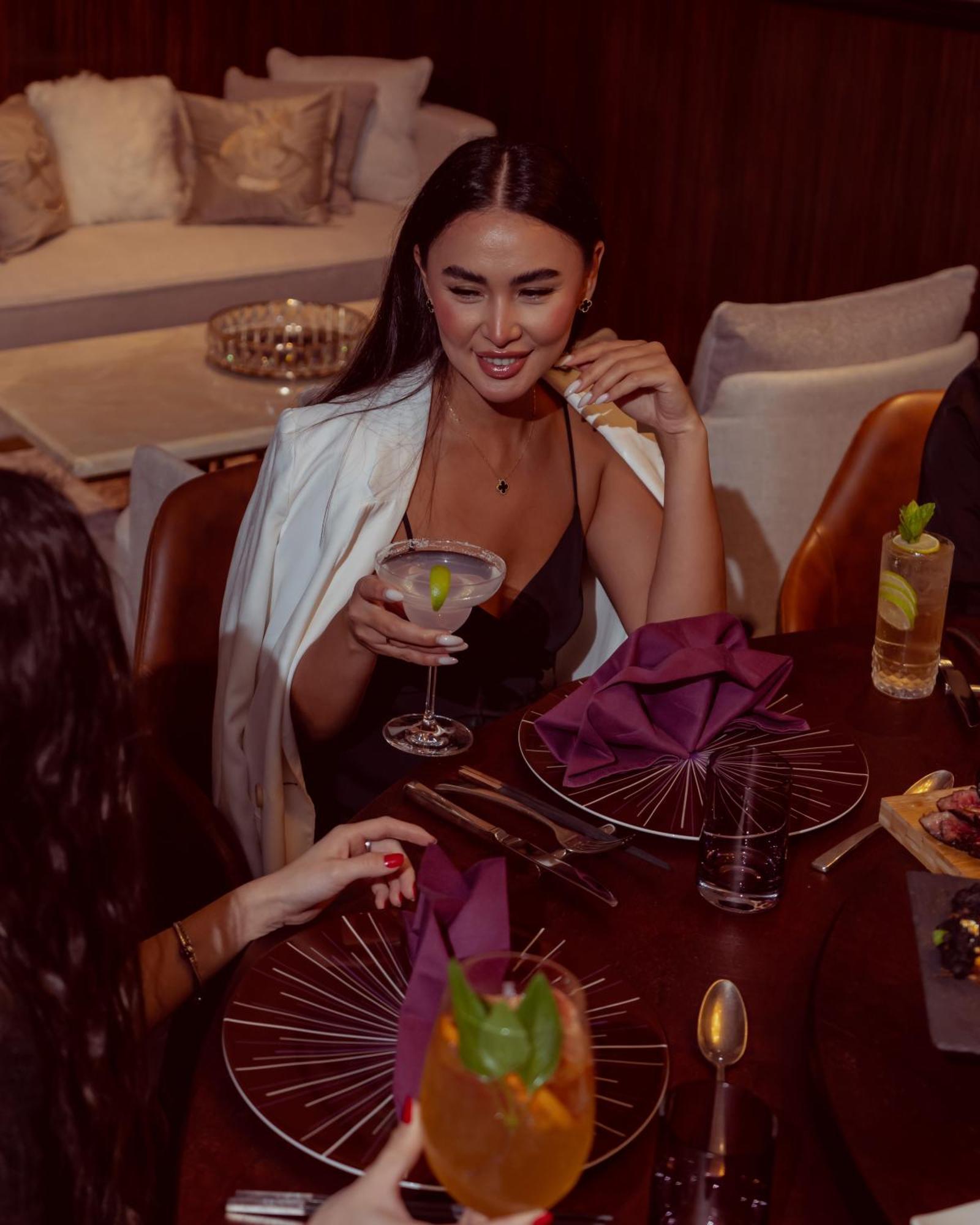 시티 센터 로타나 도하 외부 사진 A woman drinking a cocktail