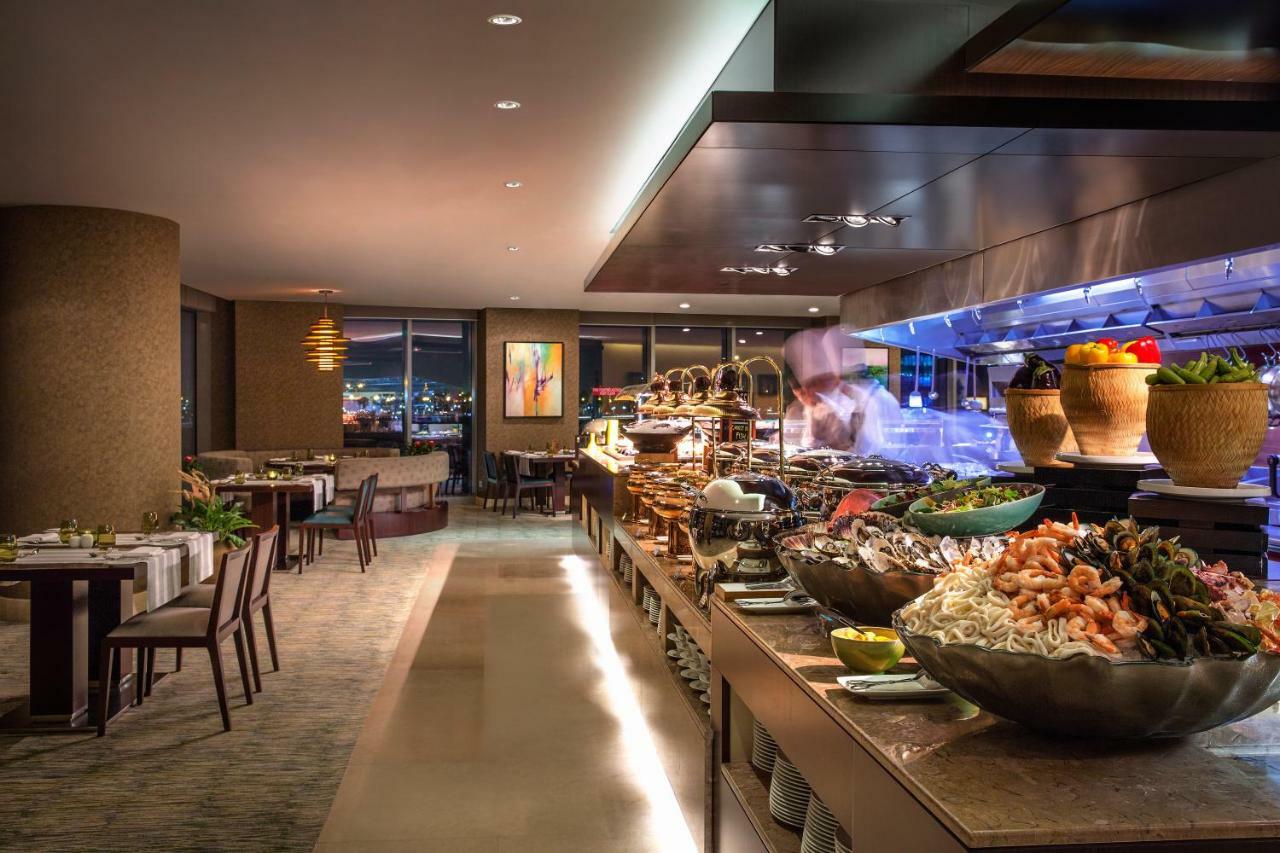 시티 센터 로타나 도하 외부 사진 The buffet at the restaurant